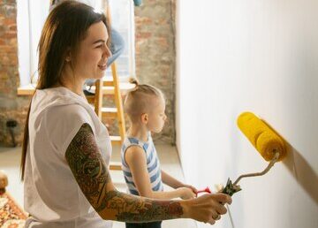 Família pintando sua casa